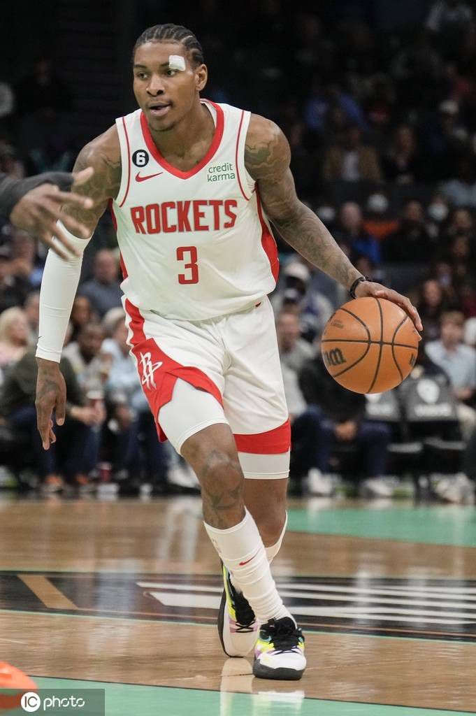 特雷-杨21+13 德罗赞25+6 庄神24+25 公牛送老鹰3连败NBA常规赛公牛主场迎战老鹰，开场后老鹰在进攻端进入状态较慢，公牛在首节尾声一波9-0建立领先。